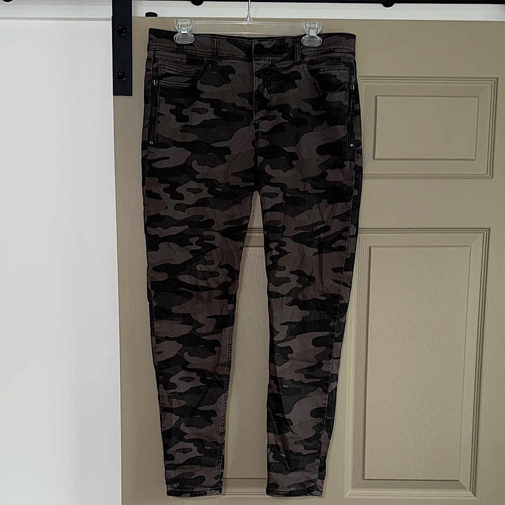 Black/Gray Wit & Wisdom brand Camouflage Pants Size 12